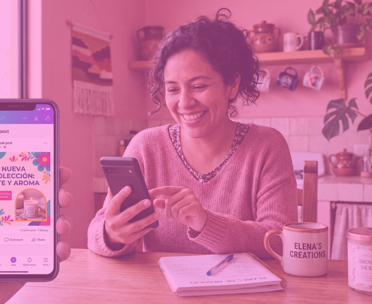 Emprendedora mexicana usando Canva gratis para crear contenido en Facebook desde su celular en casa